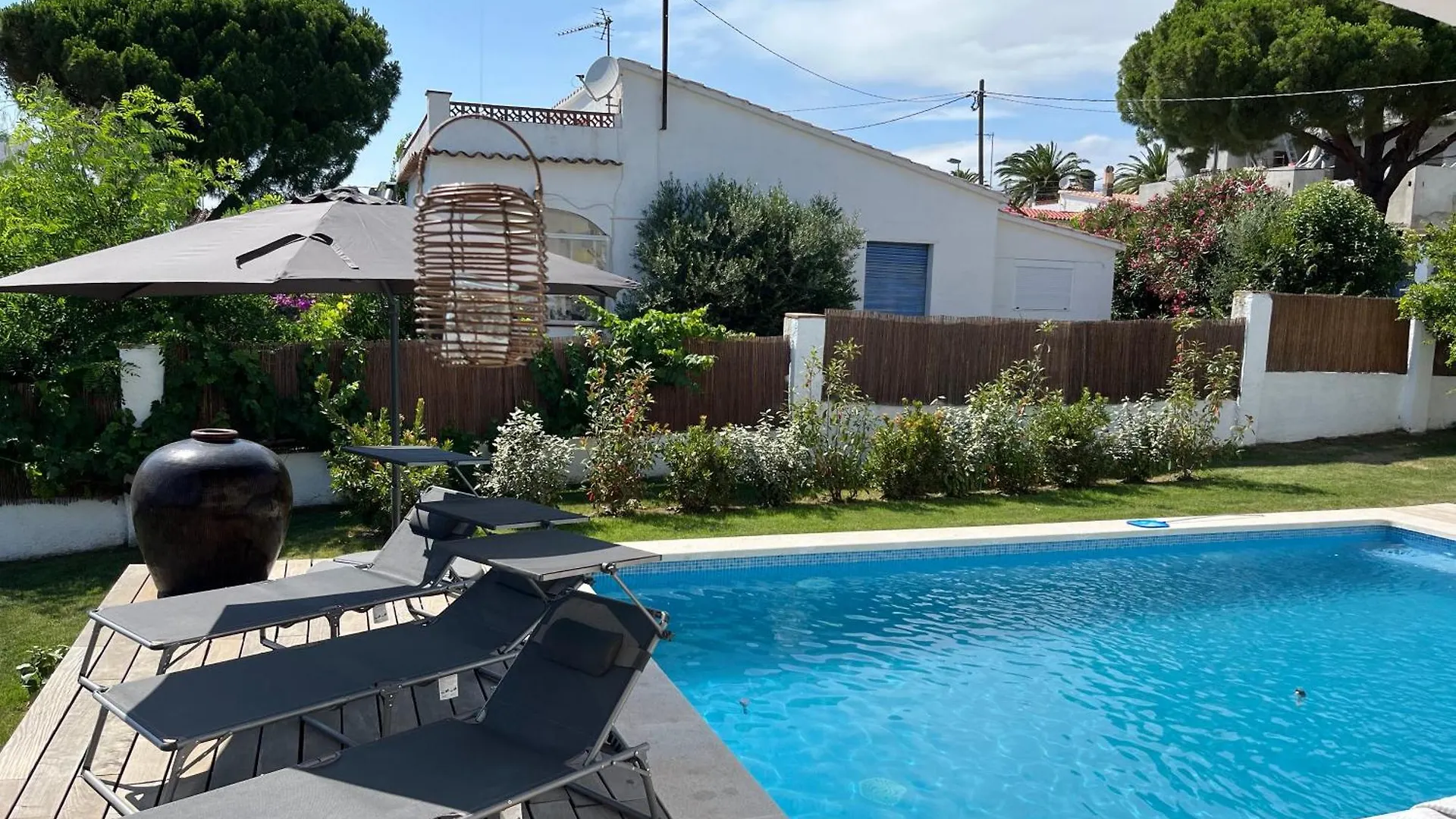 Maison De Vacances Familialle Roses Willa
